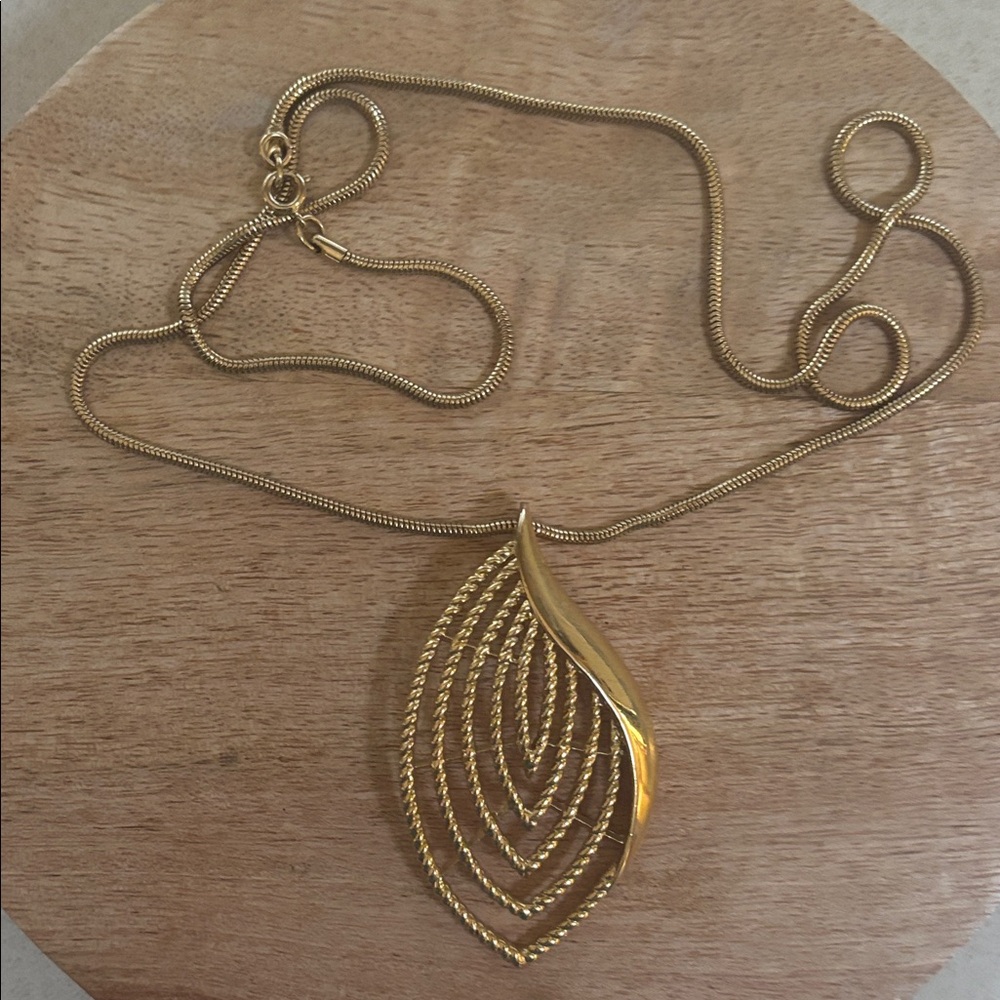 Elegant Gold Leaf Pendant Necklace